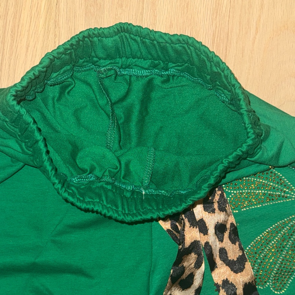 Green Butterfly Lounge Set with Leopard Accents - Picture 6 of 8